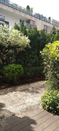 Ogród nowoczesny inspiracje. Mały ogród przed domem łatwy w utrzymaniu. Rosną tu iglaki i odporne krzewy liściaste. To projekt ogrodu bez trawnika, idealny dla zabieganych i zapracowanych