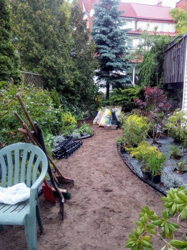 Mały ogród przed domem inspiracje. Etapy zakładanie dzikiego i kwiatowego ogrodu na Wawrze. Zakładanie rabat i prace pielęgnacyjne.