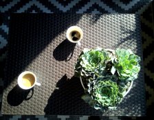 aranżacja stolika kawowego na balkonie