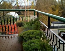 aranżacja zieleni całorocznej na balkonie