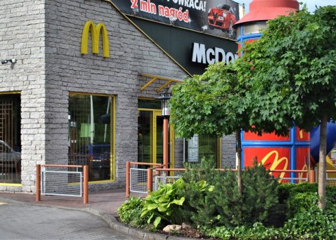 ogród przy restauracji Mc Donald's