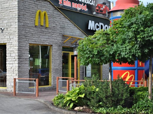 ogród przy restauracji Mc Donald's